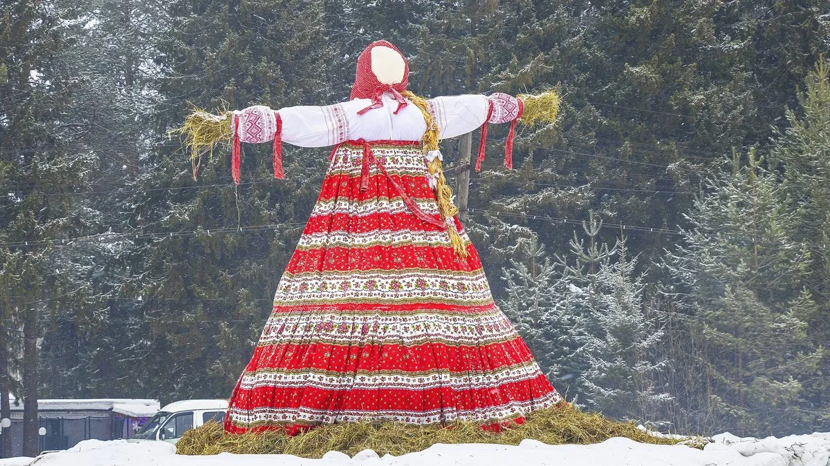 Чучело Масленицы в нарядном сарафане на празднике